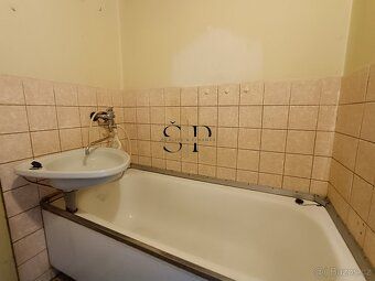 Nabízíme k pronájmu prostorný byt o dispozici 3+1 s podlahov