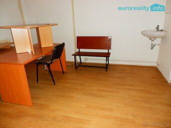 Nabízíme k pronájmu komerční prostor 735 m2 se dvěma garážem