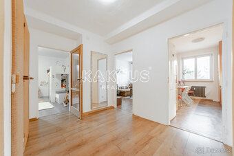 Nabízíme k prodeji prostorný družstevní byt 3+1 (z původní d