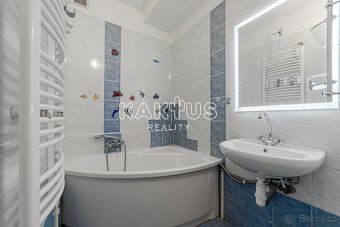 Nabízíme k prodeji prostorný družstevní byt 3+1 (z původní d