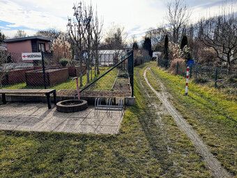 Prodáme zahrádku se zděným domkem v zahrádkářské kolonii Rad