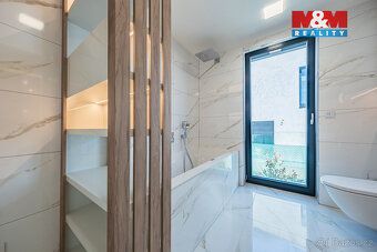 Prostorný rodinný dům se zahradou jen kousek od Prahy – to j