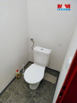 Nabízíme k pronájmu obchodní prostory nacházející se na lukr
