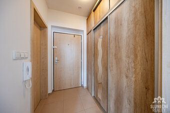Nabízíme k pronájmu útulný byt 1+kk o velikosti 35 m² v 5. N