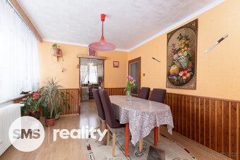 Hledáte dům, kde mohou pohodlně bydlet dvě rodiny? Nebo míst