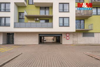 Nabízíme k dlouhodobému pronájmu moderní byt 2+kk o podlahov