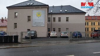 Nabízíme k pronájmu prostorný byt o dispozici 3+kk a podlaho