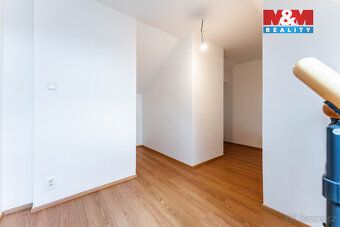 Nabízím k pronájmu světlý byt 2+kk o velikosti 74 m² po komp