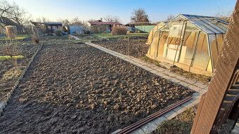 Nabízíme za odstupné zahradu o výměře 150 m2 v zahrádkářské 