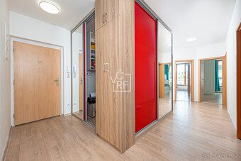 Nabízíme Vám k prodeji prostorný a světlý byt 4+kk o podlaho