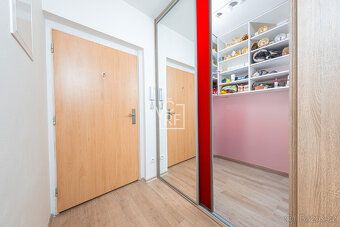 Nabízíme Vám k prodeji prostorný a světlý byt 4+kk o podlaho