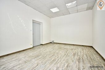 Nabízíme k pronájmu prostorné komerční prostory v klidné a s