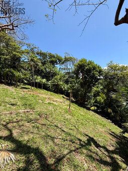 Úžasný pozemek na svahu s panoramatickým výhledem na bujnou 
