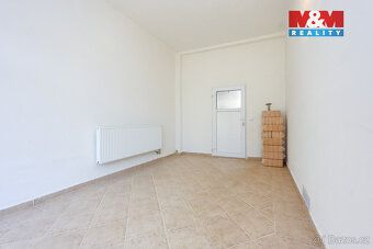 Nabízíme k prodeji bývalou zemědělskou usedlost v klidné čás