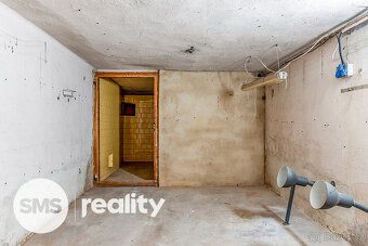 Nabízíme k pronájmu obchodní nebo skladové prostory o celkov