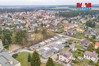 Prodej řadové garáže o užitné ploše 20 m² v centru obce Sene