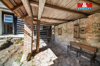 Nabízíme k prodeji samostatně stojící rodinný dům v klidné č