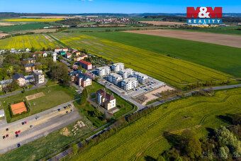 Nabízíme k pronájmu světlý byt 2+kk o užitné ploše 55 m² v n