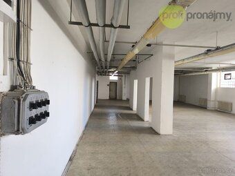 Nabízíme k pronájmu skladový/obchodní prostor o výměře cca 2