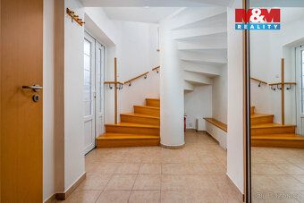Nabízíme k prodeji prostorný byt o dispozici 4+kk s garáží, 
