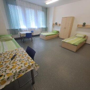 Pronájem prostorného kompletně vybaveného pokoje. Cena měsíč