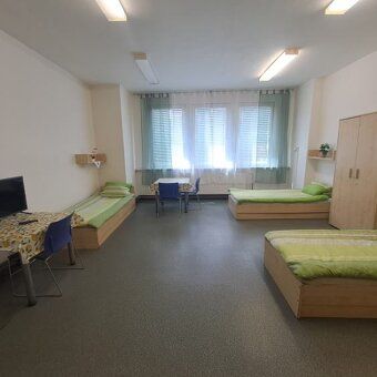 Pronájem prostorného kompletně vybaveného pokoje. Cena měsíč