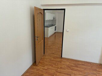 Pronájem bez provize RK! Nabízíme k pronájmu byt 2+kk ve 2. 