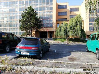 Nabízíme k pronájmu í uzamykatelné garážové stání v garážové