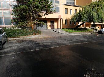 Nabízíme k pronájmu í uzamykatelné garážové stání v garážové