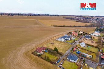 Hledáte stavební pozemek nedaleko od Prahy, kde si můžete po