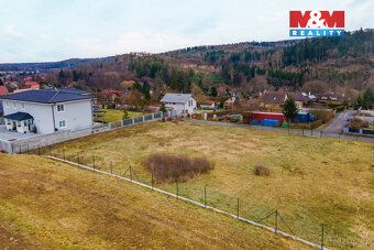 Hledáte stavební pozemek nedaleko od Prahy, kde si můžete po
