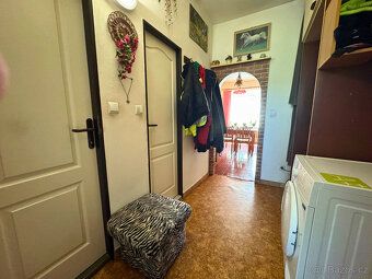 We offer for sale a family house with two garages, an economic background and plots of land…
