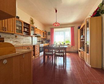 We offer for sale a family house with two garages, an economic background and plots of land…