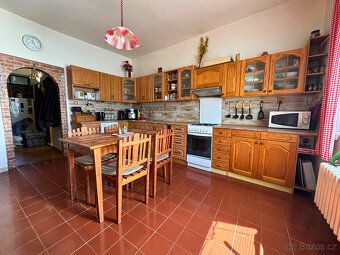 We offer for sale a family house with two garages, an economic background and plots of land…