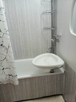 Bytová jednotka 2+1 (60,5 m² včetně lodžie a sklepa) je situ