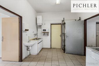 Nabízíme k prodeji komerční objekt situovaný v obci Velká Bu