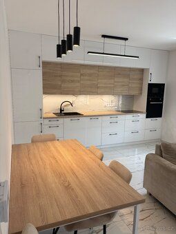 Nabízíme k pronájmu moderní byt 2+kk o velikosti 45 m² s par