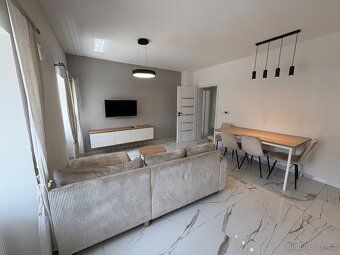Nabízíme k pronájmu moderní byt 2+kk o velikosti 45 m² s par