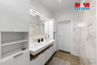 Nabízíme dům se třemi byty 2+1 a pozemky o výměře 1324 m2 v 