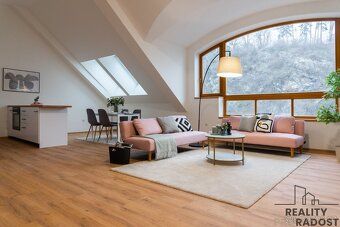 Nabízím k prodeji exkluzivní luxusní ateliér o velikosti 2 +