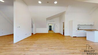 Nabízím k prodeji exkluzivní luxusní ateliér o velikosti 2 +