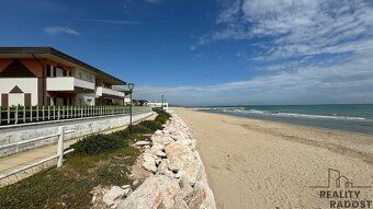 We offer a three-room apartment with beautiful sea views in a quiet part of Silvi, just steps from the beach.