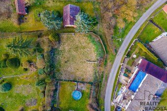 Prodej zahrady o rozloze 324m2 ve Zvíkovci s výhledem na řek