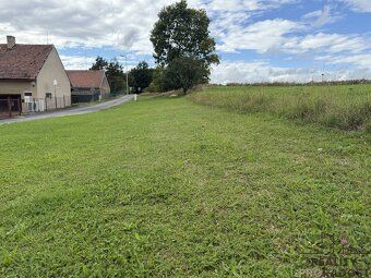Nabízíme k prodeji dva pozemky o celkové výměře 810 m² (poze