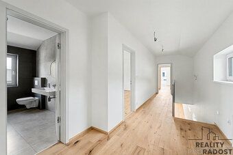 Sníte o novém domově, který spojuje klid okolní přírody, kom