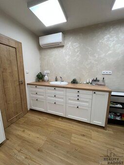 I offer for rent a modern and fully equipped salon of size