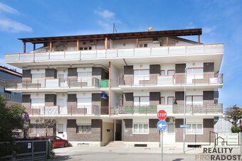 Exceptional opportunity apartment with side sea view and parking space.