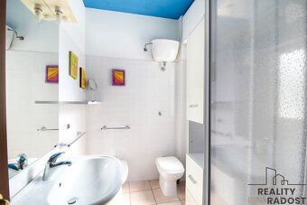 Exceptional opportunity apartment with side sea view and parking space.