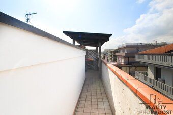 Exceptional opportunity apartment with side sea view and parking space.