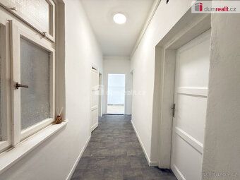Nájem 11500 Kč + poplatky služby 3500 Kč. Elektřina na nájem